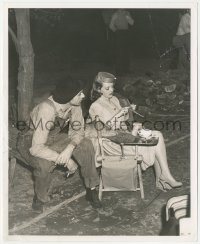 1y1835 BRIDE CAME C.O.D. candid 8x10 still 1941 Gary Cooper visits knitting Bette Davis on the set!