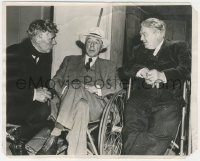 1y1856 D.W. GRIFFITH 8x10 news photo 1945 legendary director with Walter Huston & Lionel Barrymore!