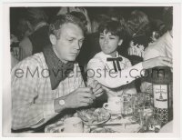 1y2080 STEVE MCQUEEN/NEILE ADAMS 7x9.25 news photo 1961 husband & wife snacking at a charity event!