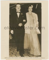 1y1847 CITIZEN KANE candid 8x10 still 1941 Ruth Warrick & husband Rolf arriving at the premiere!