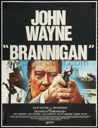 2a0711 BRANNIGAN linen French 23x31 1975 different close up of detective John Wayne pointing gun!