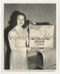 2b1725 DEANNA DURBIN 8x10 still 1940 posing with her package to Red Cross HQ in London during WWII!