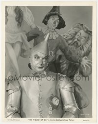 2b1904 WIZARD OF OZ candid 8x10 still 1939 Tin Man Jack Haley by painting of Garland, Bolger & Lahr!