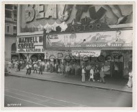 2f1807 BATHING BEAUTY candid 8.25x10 still 1944 Astor Theatre in Times Square w/ Al Hirschfeld art!