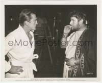 2f2024 SPARTACUS candid 8.25x10 still 1960 Kirk Douglas in robe w/Peter Ustinov taking a smoke break!