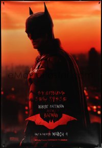 2g0073 BATMAN DS bus stop 2022 Robert Pattinson in the title role as the Caped Crusader!