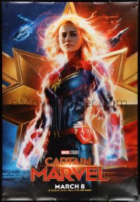 2g0076 CAPTAIN MARVEL DS bus stop 2019 Brie Larson in title role, experience it to the fullest!