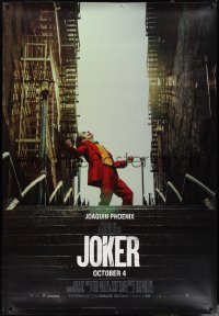 2g0079 JOKER DS bus stop 2019 Joaquin Phoenix as the DC Comics villain at the top of the steps!