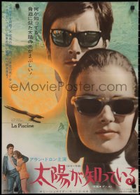 2g0865 SWIMMING POOL Japanese 1969 La Piscine, Alain Delon & Romy Schneider in sunglasses!