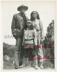2h0759 GREGORY PECK signed 8x10 still 1968 standing with Eva Marie Saint & boy in The Stalking Moon!