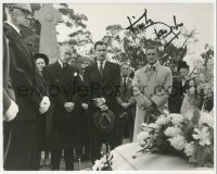 2h0840 KIRK DOUGLAS signed deluxe 7.5x9.25 still 1953 at funeral in The Bad and the Beautiful!