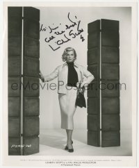 2h0857 LIZABETH SCOTT signed 8x10 still 1957 full-length modeling great outfit & purse, Loving You!
