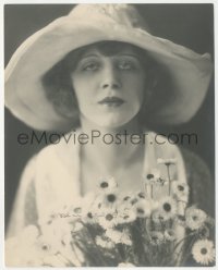 2h0874 MARJORIE DAW signed deluxe 7.5x9.25 still 1920s great portrait holding a bouquet of daisies!