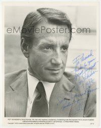 2h0956 ROY SCHEIDER signed 8x10 still 1978 cool seated close-up portrait of the star in Last Embrace!
