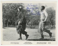 2h0967 SIDNEY POITIER signed 8x10 still 1963 in great scene from Lilies of the Field!