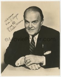 2h0996 VICTOR MOORE signed 7.5x9.5 still 1940 great portrait of the actor wearing suit & tie!