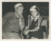 2h1003 WALLACE BEERY signed deluxe 8x10 still 1940s relaxing on movie set & smiling at pretty woman!