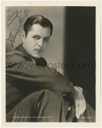 2h1007 WARNER BAXTER signed 8x10.25 still 1930s great MGM studio portrait resting his elbow on knee!