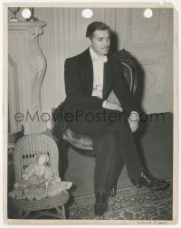 2j1769 GONE WITH THE WIND candid 8x10 key book still 1939 Clark Gable is pensive between scenes!