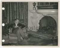 2j1770 GONE WITH THE WIND candid 8x10 key book still 1939 Clark Gable looks at home on this set!