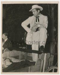 2j1771 GONE WITH THE WIND 7.25x9 news photo 1939 Clark Gable candid w/foot on wagon between scenes!