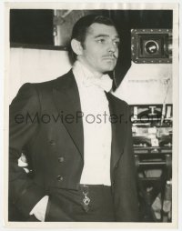 2j1772 GONE WITH THE WIND 6.75x8.5 news photo 1939 Clark Gable candid in tuxedo between scenes!