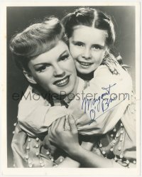 2j0308 MARGARET O'BRIEN signed 8x10 REPRO still 1980s the child actress posing with Judy Garland!