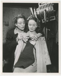 2j1809 MILDRED PIERCE candid 8x10 still 1945 Joan Crawford showing Blyth how to crochet by McCarty!