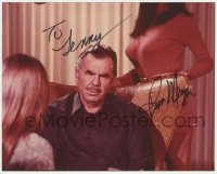 2j0356 RUSS MEYER signed 8x10 REPRO color still 1980s close up of the director with two sexy ladies!