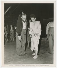 2j1842 SECRET BEYOND THE DOOR candid 8x10 still 1947 Fritz Lang shows Joan Bennett where to stand!