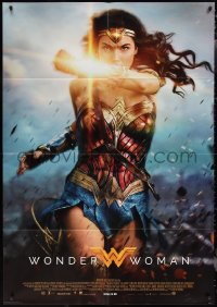 2j0595 WONDER WOMAN Italian 1p 2017 sexy Gal Gadot in battle with magical bracelet, DC Comics!