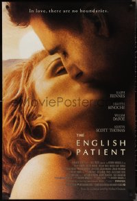 2k0961 ENGLISH PATIENT 1sh 1997 close-up image of Ralph Fiennes and Kristin Scott Thomas kissing!