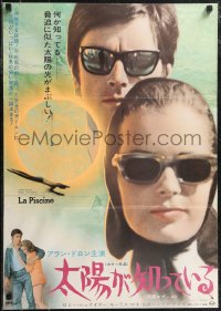 2k0673 SWIMMING POOL Japanese 1969 La Piscine, Alain Delon & Romy Schneider in sunglasses!