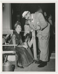 2p1795 AMERICAN IN PARIS candid deluxe 8x10 still 1951 cameraman explains to 19 year old Leslie Caron!