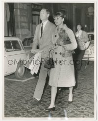 2p1803 AUDREY HEPBURN/MEL FERRER 8x10.25 news photo 1962 strolling in the shopping center of Rome!