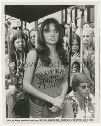 2p1997 THIEF WHO CAME TO DINNER candid 8x10 still 1973 sexy Jacqueline Bisset wearing Sing-Sing shirt!
