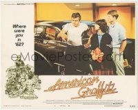 2p1178 AMERICAN GRAFFITI LC #3 1973 Ron Howard & Cindy Williams with Paul Le Mat by car, George Lucas