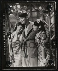 2p2053 TOO HOT TO HANDLE 5 candid 4x5 production photos 1938 Clark Gable clowning w/ 2 Asian ladies!