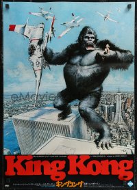 2r0497 KING KONG Japanese 1976 different Berkey art of ape on rooftop of the Twin Towers!
