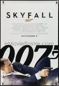 2r1139 SKYFALL advance 1sh 2012 November 9 style, Daniel Craig as James Bond on back shooting gun!