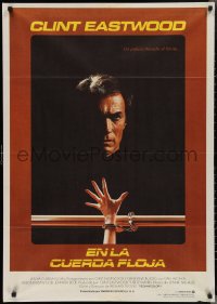 2r0205 TIGHTROPE Spanish 1985 Clint Eastwood is a cop on the edge, cool handcuff image!