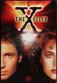 2r0046 X-FILES tv poster 1994 close-up image of FBI agents David Duchovny & Gillian Anderson!