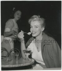 2s0131 MARILYN MONROE deluxe 11x12.25 still 1992 smiling & eating ice cream by Andre De Dienes!