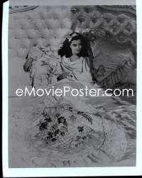 2s0430 VIVIEN LEIGH 8x10 studio negative 1940s portrait of the English star laying down in huge bed!