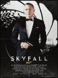 2t0249 SKYFALL French 1p 2012 great image of Daniel Craig as James Bond in tuxedo with gun in hand!