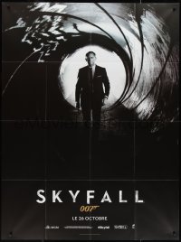 2t0248 SKYFALL teaser French 1p 2012 Daniel Craig as James Bond 007 standing in gun barrel!
