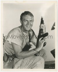 3b1005 NEVER SO FEW candid 8x10 still 1959 Steve McQueen w/ machine gun in his first motion picture!