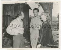 3b1058 THEY KNEW WHAT THEY WANTED candid 8x10 still 1940 Gable visiting Lombard & Kanin by Hendrickson