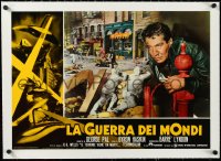 3d0327 WAR OF THE WORLDS linen Italian 18x26 pbusta R1970s c/u of battered Gene Barry + looters in street!