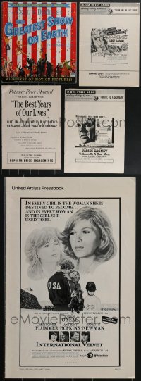 3h0073 LOT OF 5 CUT PRESSBOOKS 1950s-1970s advertising for a variety of different movies!